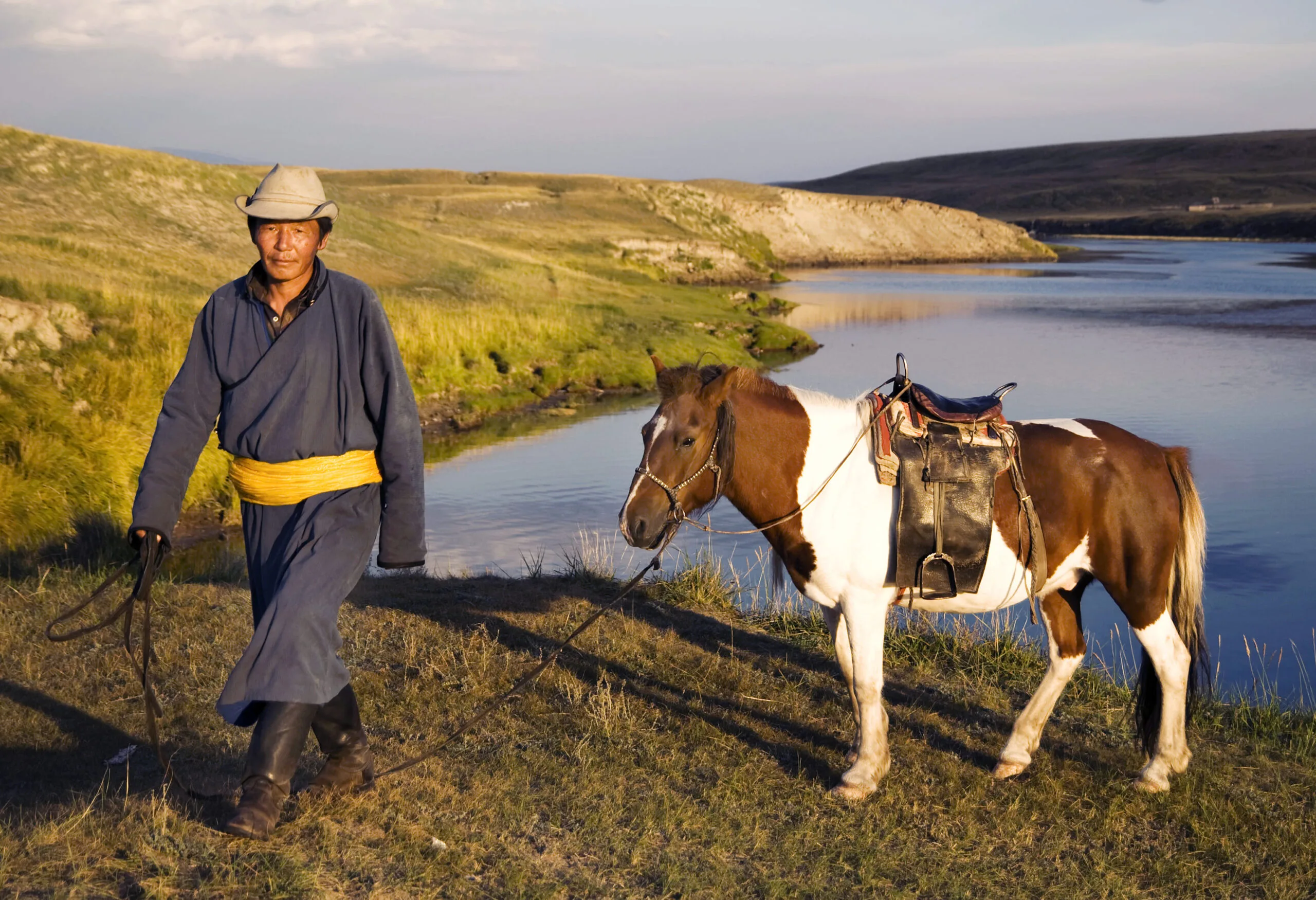 homme avec son cheval homme avec son cheval