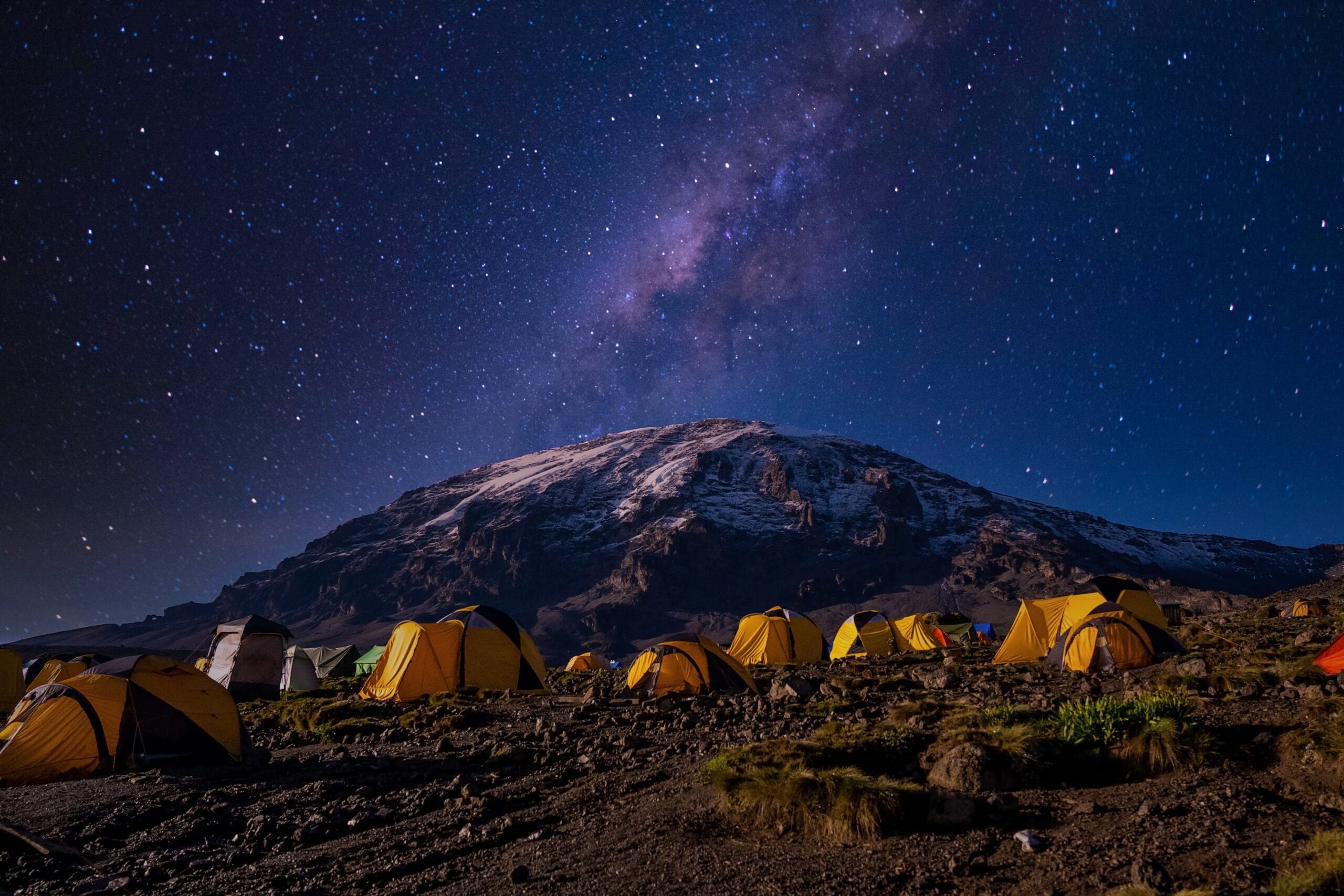 tentes sous les étoiles dans le parc du Kilimandjaro