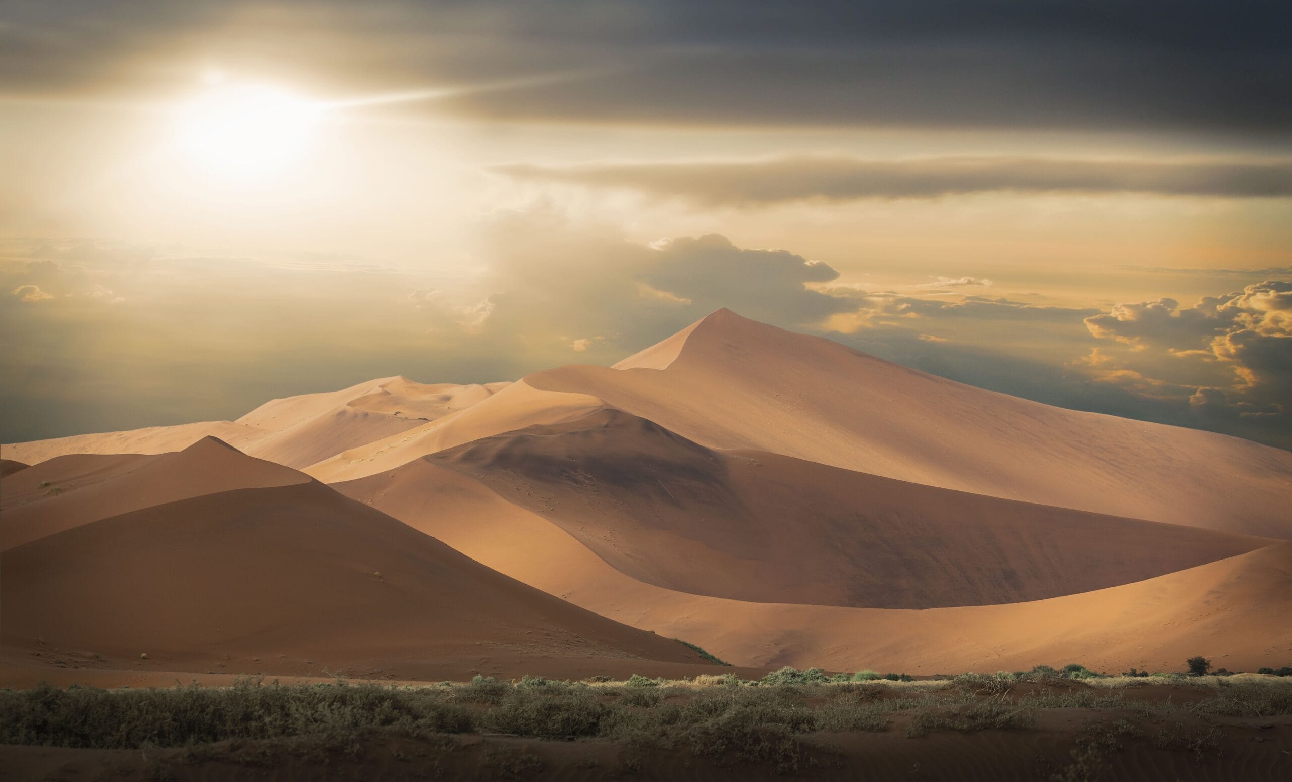 giant-sand-dunes-namib-desert-namibia-2024-10-18-15-16-10-utc (1) tentes sous les étoiles dans le parc du Kilimandjaro