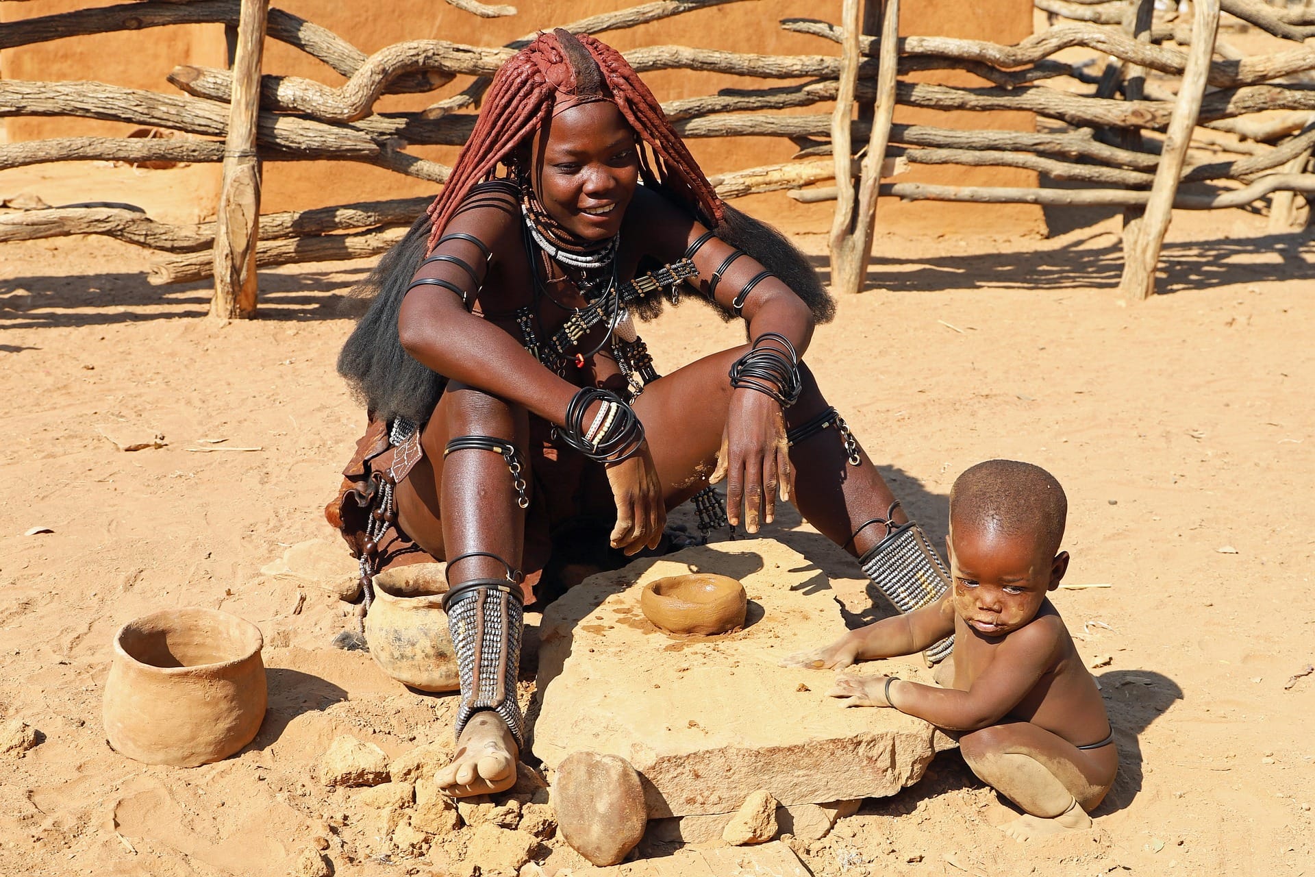 Femme Himba et son enfant Femme Himba et son enfant