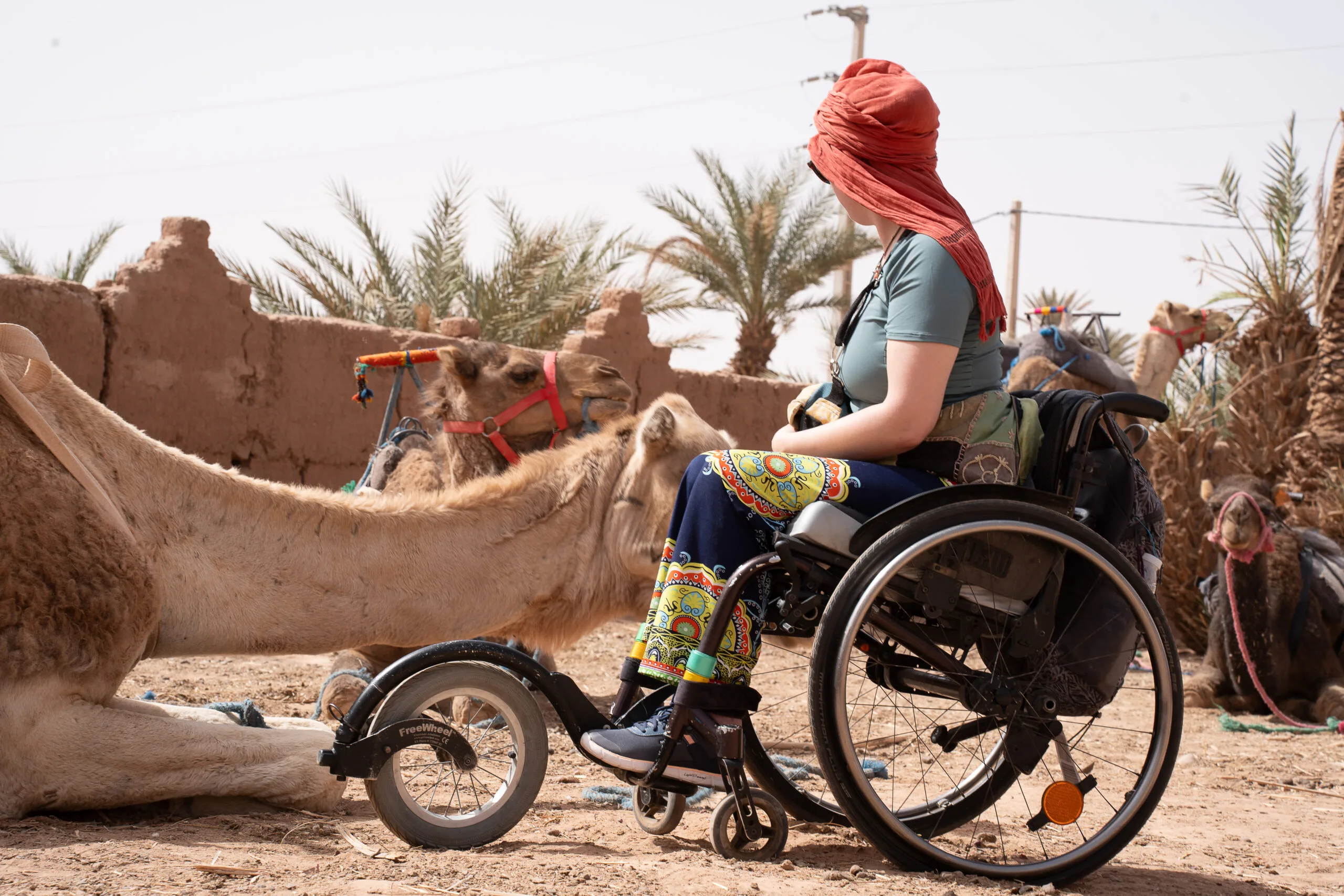 [Image d'un voyageur en situation de handicap souriant au sein d'un groupe ou en pleine nature]