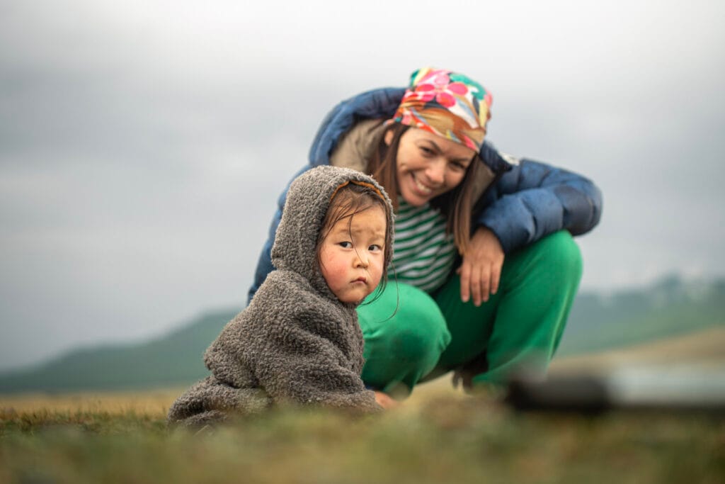 nora avec un enfant en mongolie