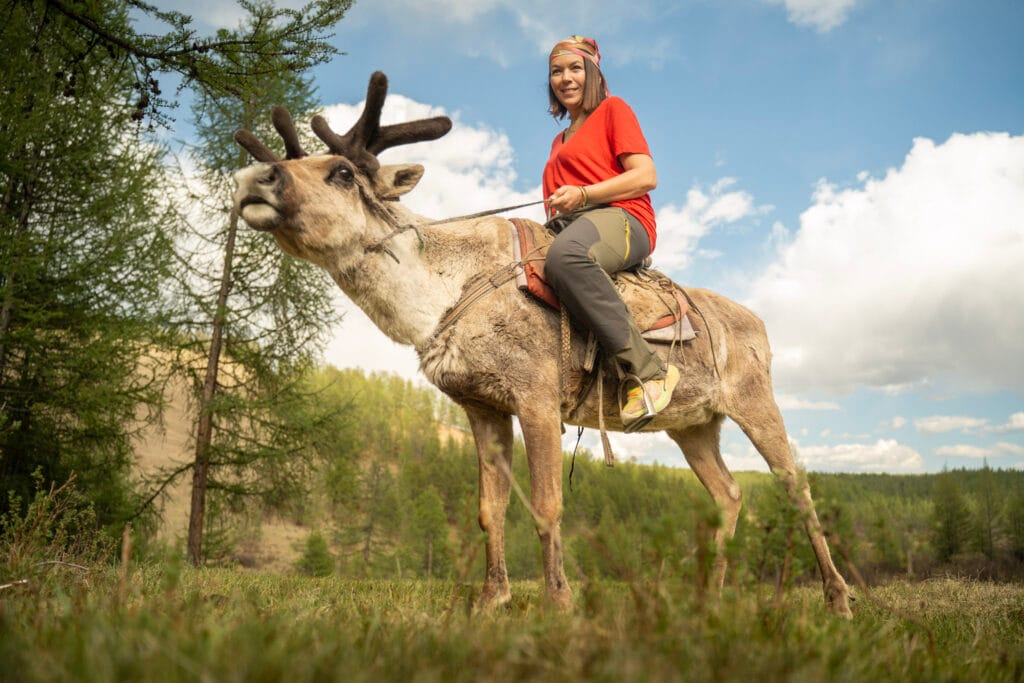 Nora sur un Renne en Mongolie chez les Tsaatans